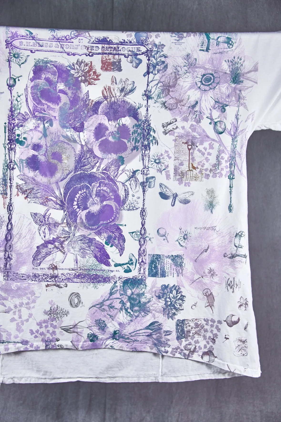 1255 Art Tee White Flower Garden