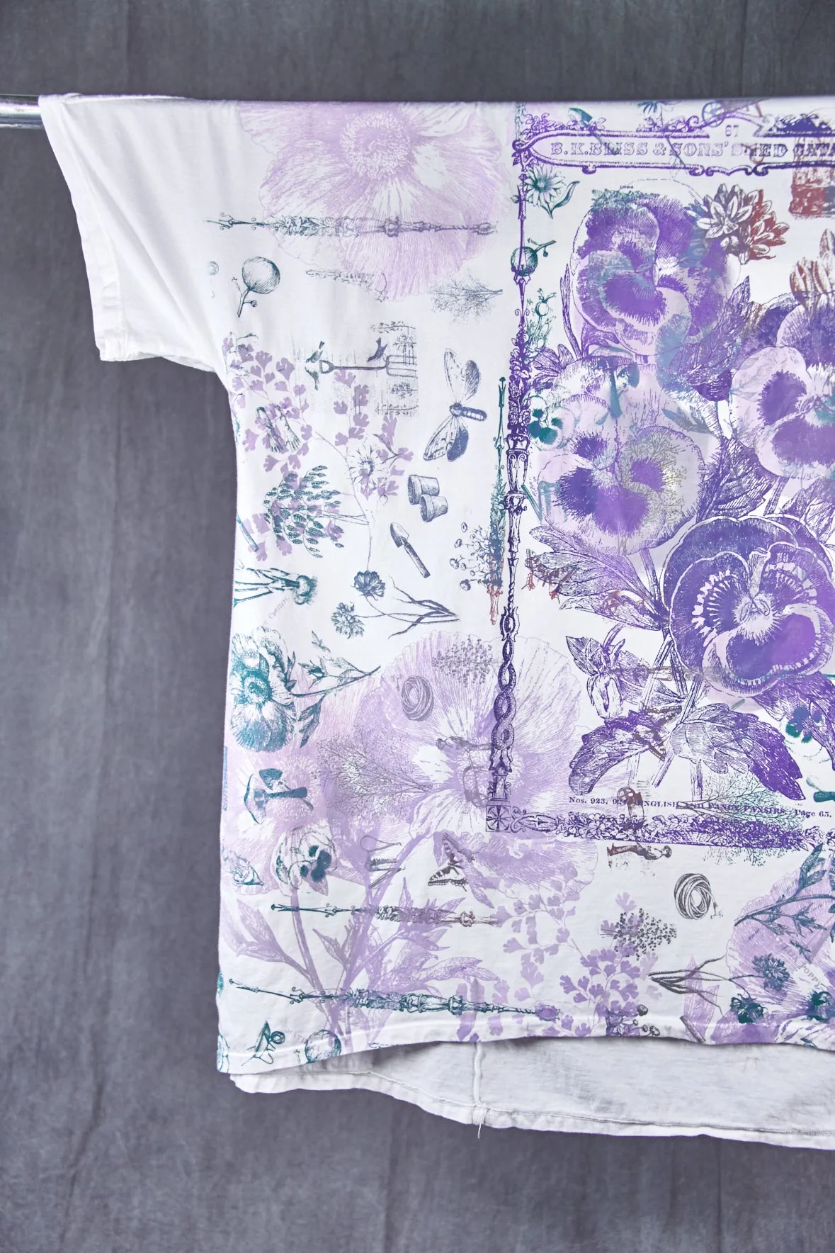 1255 Art Tee White Flower Garden