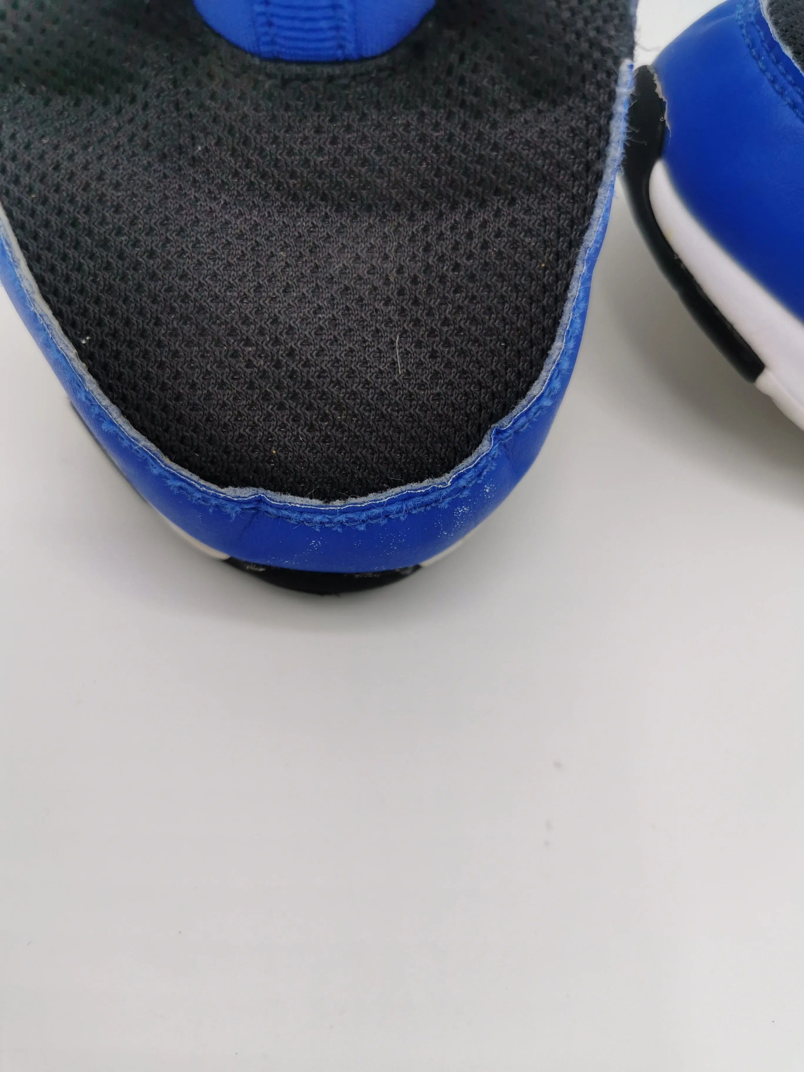 BOY SIZE 2 YOUTH - NIKE, Running Shoes, Stretch Laces VGUC B2