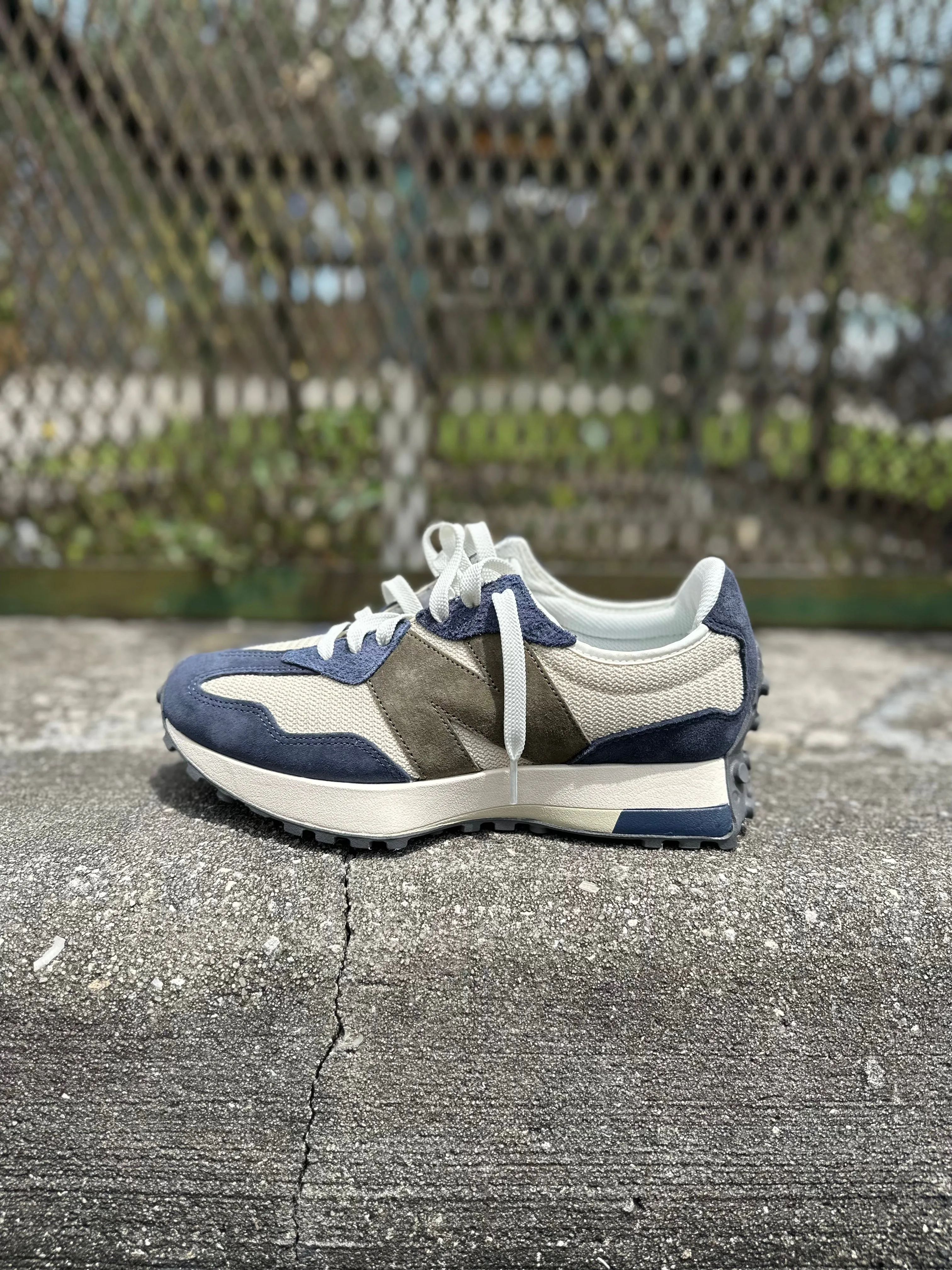 New Balance 327- Bone Navy