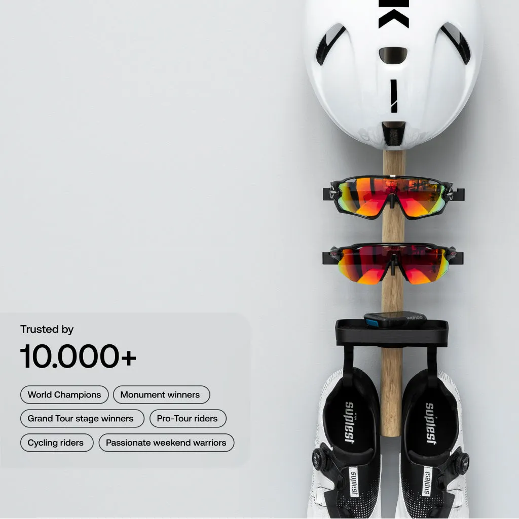 Rack | D . Shoes   2x Glasses   Helmet   Tray