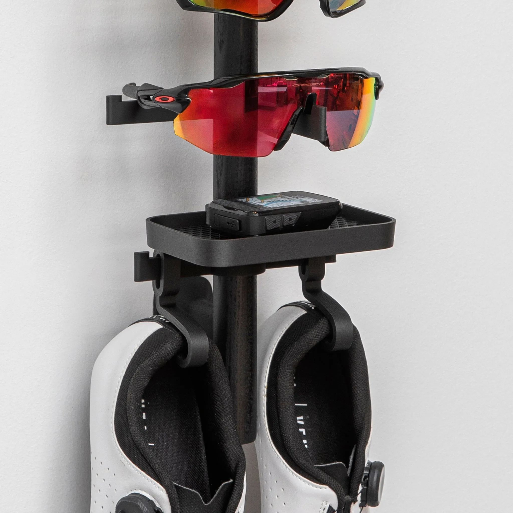 Rack | D . Shoes   2x Glasses   Helmet   Tray