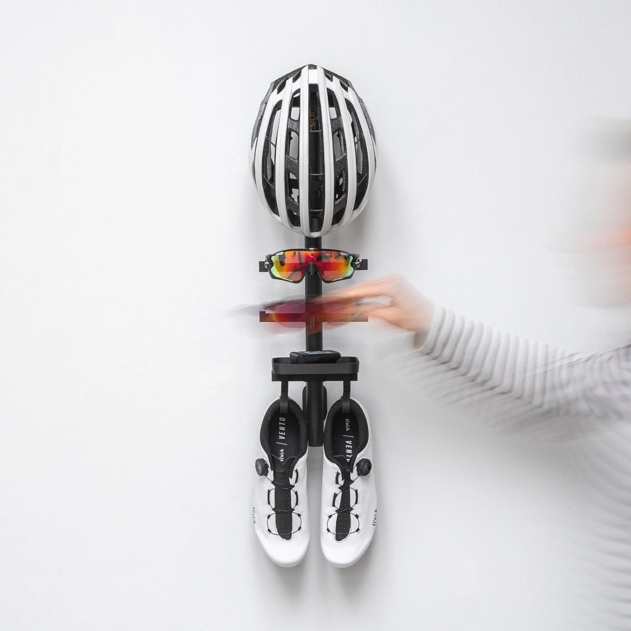 Rack | D . Shoes   2x Glasses   Helmet   Tray
